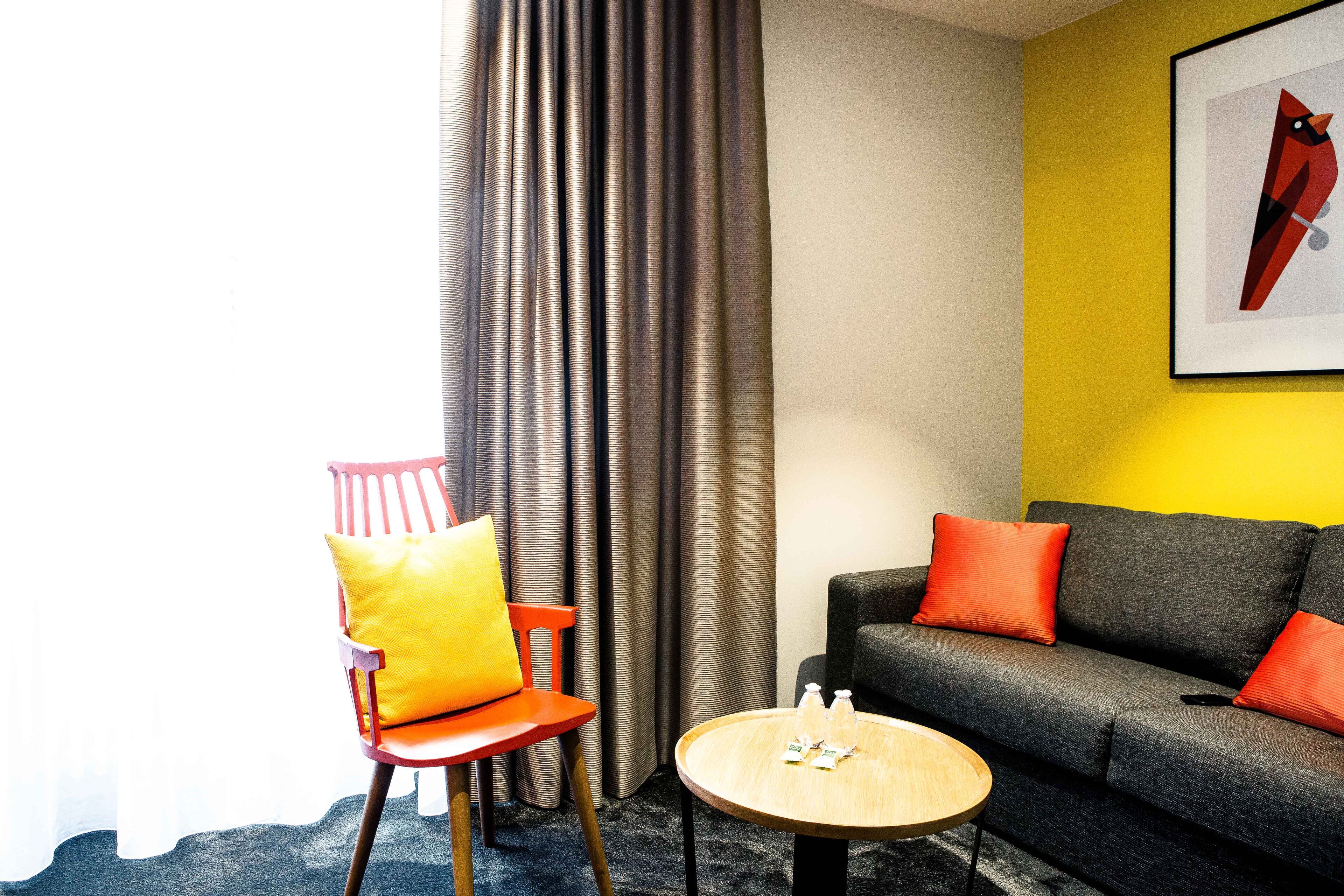 family room | 1 bedroom, premium bedding, pillow-top beds, minibar