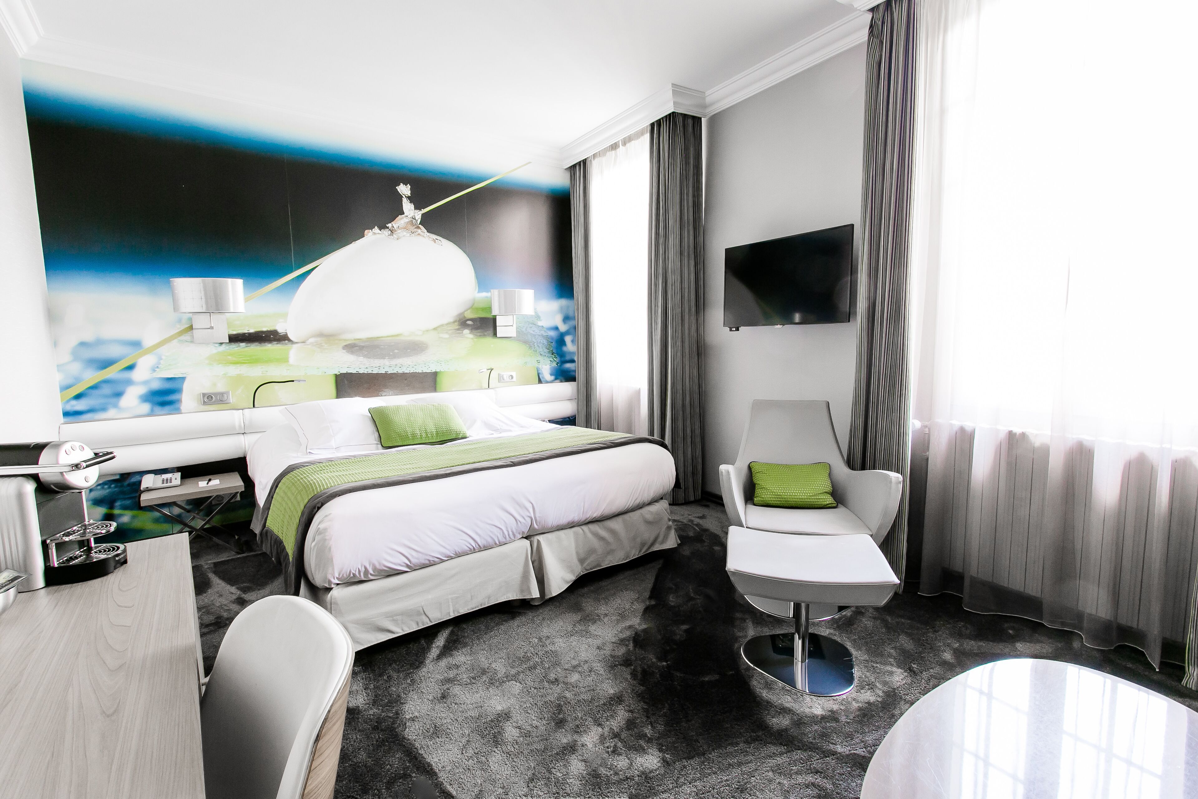 family room | 1 bedroom, premium bedding, pillow-top beds, minibar