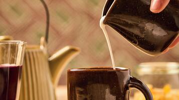 Petit déjeuner composé de spécialités régionales (25 EUR par personne)