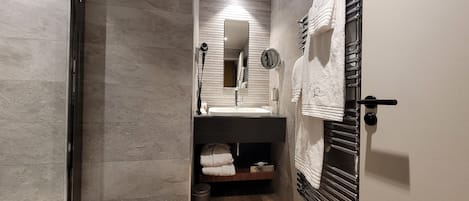 Quarto família | Banheiro | Produtos de toalete grátis, secador de cabelo, roupões de banho
