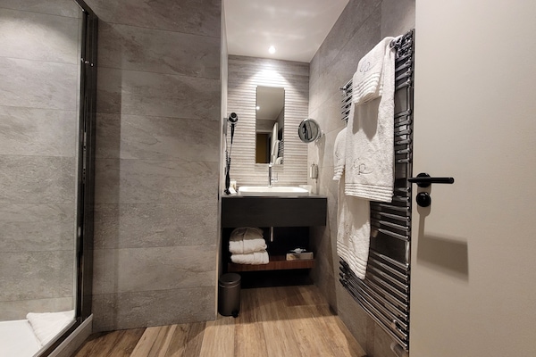 Quarto família | Banheiro | Produtos de toalete grátis, secador de cabelo, roupões de banho