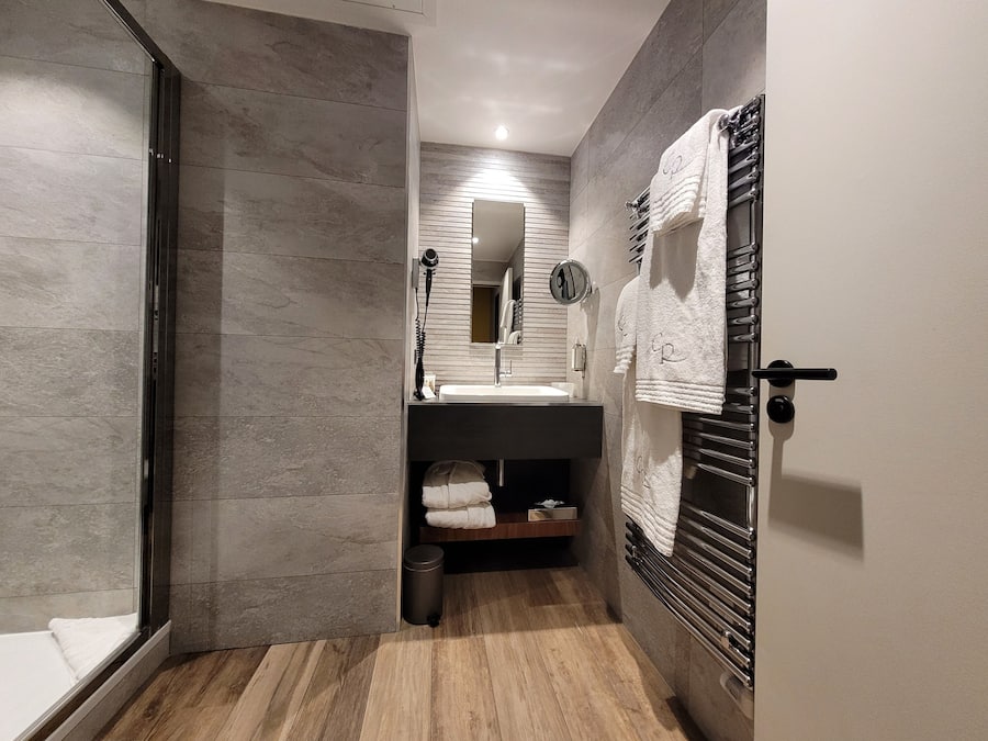 Habitación familiar | Baño | Amenidades de baño gratuitas, secadora de cabello, batas, pantuflas