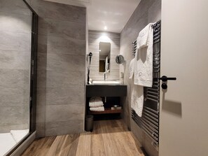 Family Room | Bathroom