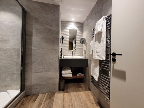 Family Room | Bathroom