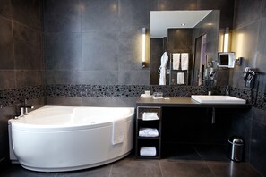 Deluxe Room with Spa access | 1 bedroom, premium bedding, pillowtop beds, minibar