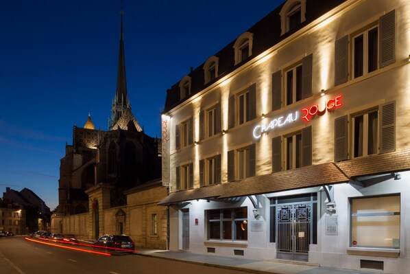 Front of property – evening/night - Hostellerie du Chapeau Rouge (Dijon)
