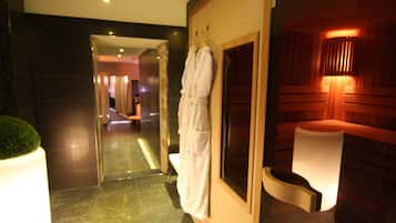 Sauna, perawatan tubuh, pijat dengan batu panas, dan body scrub