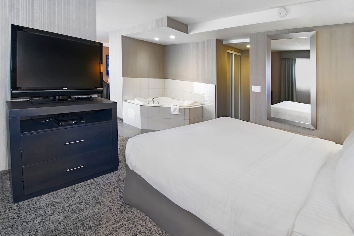 Suite, 1 King Bed with Sofa bed, Jetted Tub