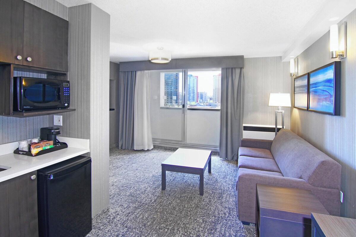 Suite, 1 King Bed with Sofa bed, Jetted Tub | Room amenity