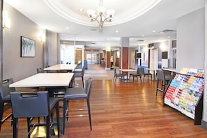Café da manhã para viagem grátis todos os dias