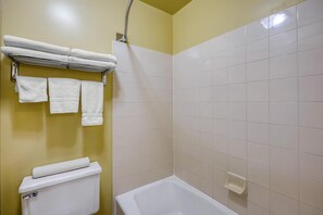 Standard Room, Multiple Beds, Non Smoking, Refrigerator & Microwave (Larger Room) | Bathroom | Free toiletries, hair dryer, towels - Best Western Blackfoot Inn (Blackfoot)