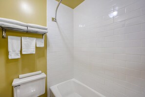 Standard Room, 1 King Bed, Non Smoking | Bathroom - Best Western Blackfoot Inn (Blackfoot)