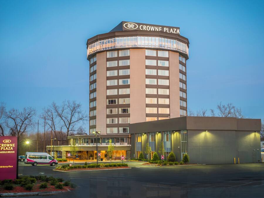 Monikerroksinen hotelli, jonka katolla on suuri, selkeästi näkyvä kyltti, jossa lukee »CROWNF PLAZA».