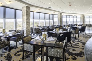 Breakfast and dinner served, American cuisine - Crowne Plaza Saddle Brook by IHG (Saddle Brook)