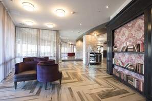 Lobby sitting area - Crowne Plaza Saddle Brook by IHG (Saddle Brook)