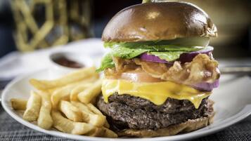 Ein Burger mit Pommes auf einem Teller.