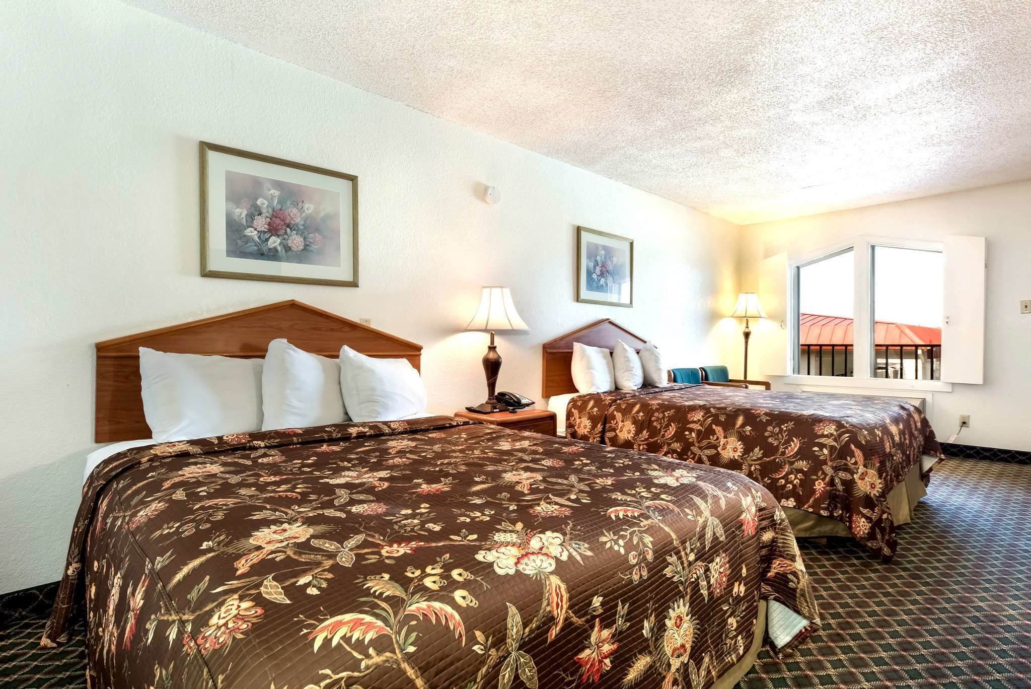 Camas con efecto memoria y caja de seguridad en la habitación 