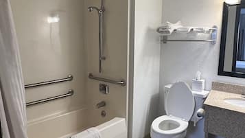 Badewanne, kostenlose Toilettenartikel, Haartrockner, Handtücher