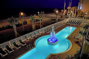 Piscine extérieure (ouverte en saison), parasols de plage