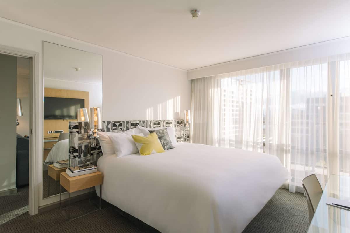 QT Junior Suite | Premium bedding, minibar, desk, laptop workspace