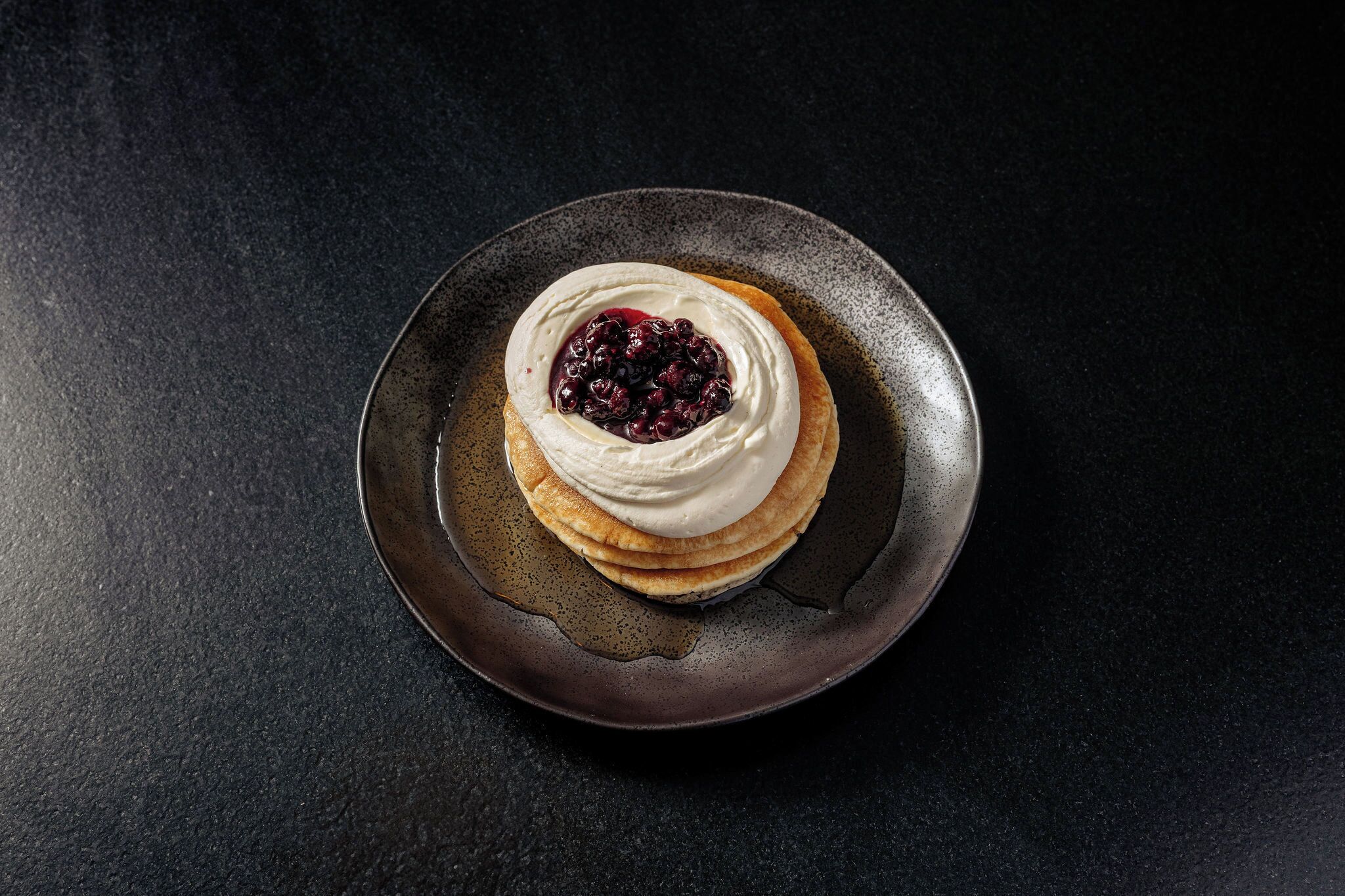 Un postre sobre un plato.