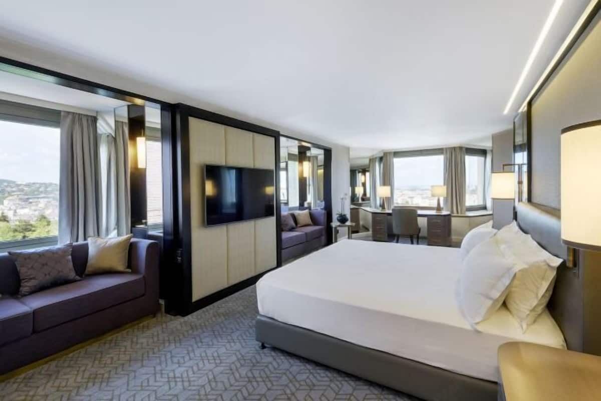 Minibar, in-room safe, iron/ironing board, free cribs/infant beds