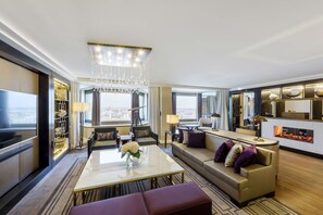 Suite presidencial, 1 llit de matrimoni gran, no fumadors | Sala d'estar | Televisor intel·ligent de 55 polzades amb canals digitals 