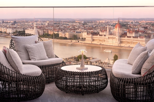 2 bars/lounges, rooftop bar