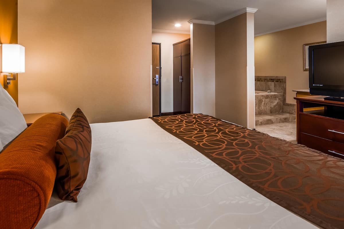 Suite, 1 King Bed, Non Smoking, Jetted Tub (Oversized Room) | Premium bedding, pillow-top beds, in-room safe, desk