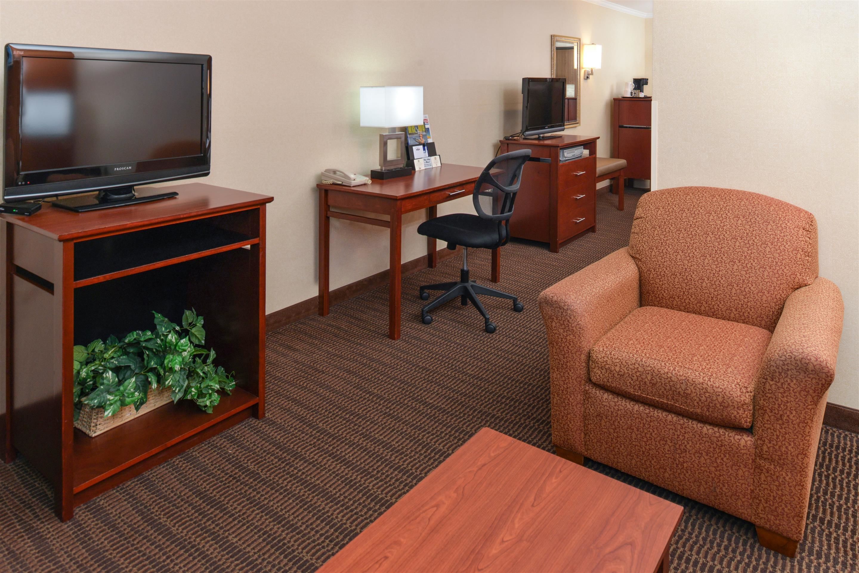 premium bedding, pillow-top beds, in-room safe, desk