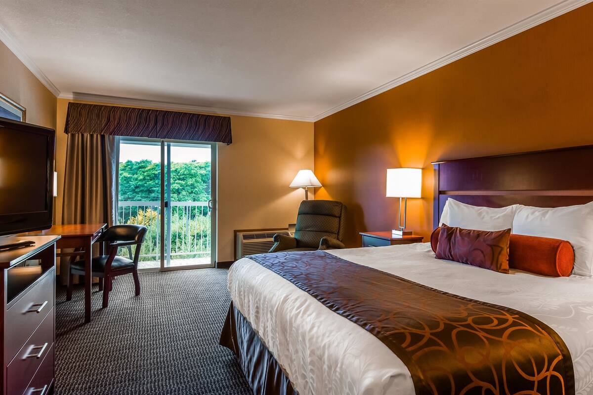 premium bedding, pillow-top beds, in-room safe, desk