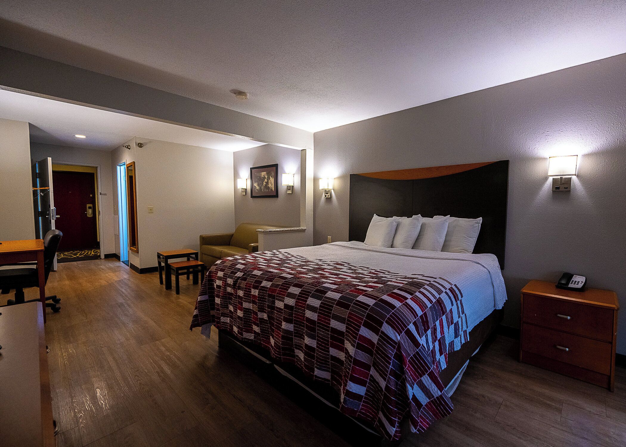 Suite, 1 kingsize-seng (Smoke Free) | Dundyner, skrivebord, skrivebord for bærbar PC og blendingsgardiner