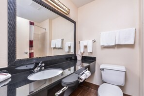 Bañera con ducha, artículos de tocador ecológicos, secador de pelo