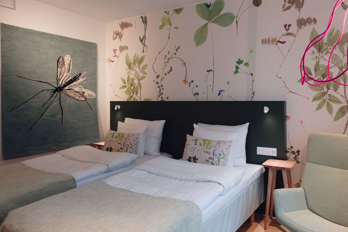Standard Twin Room | Minibar, in-room safe, desk, blackout drapes