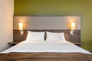 Hypo-allergenic bedding, in-room safe, desk, blackout drapes