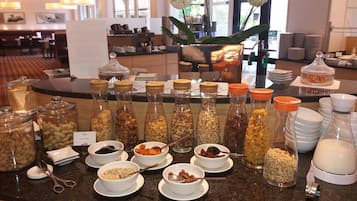 Tägliches Frühstücksbuffet (24 EUR pro Person)