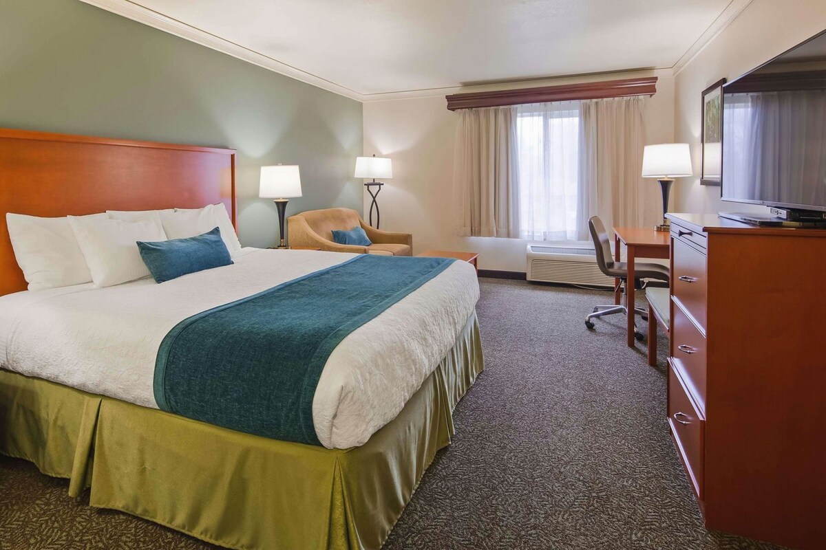 Hypo-allergenic bedding available, in-room safe, desk, blackout drapes