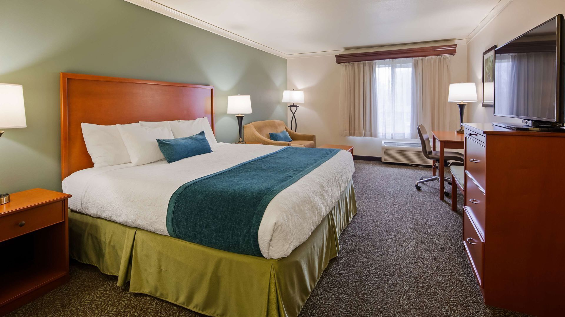Hypo-allergenic bedding, in-room safe, desk, blackout drapes