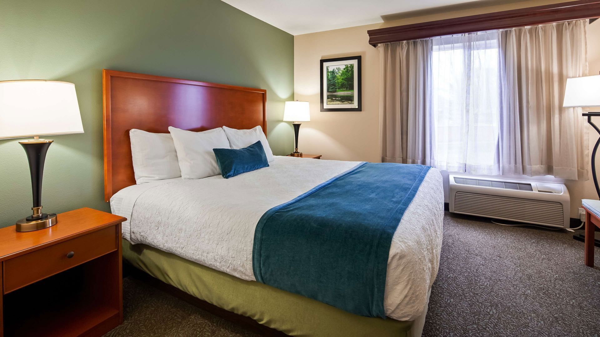 Hypo-allergenic bedding, in-room safe, desk, blackout drapes