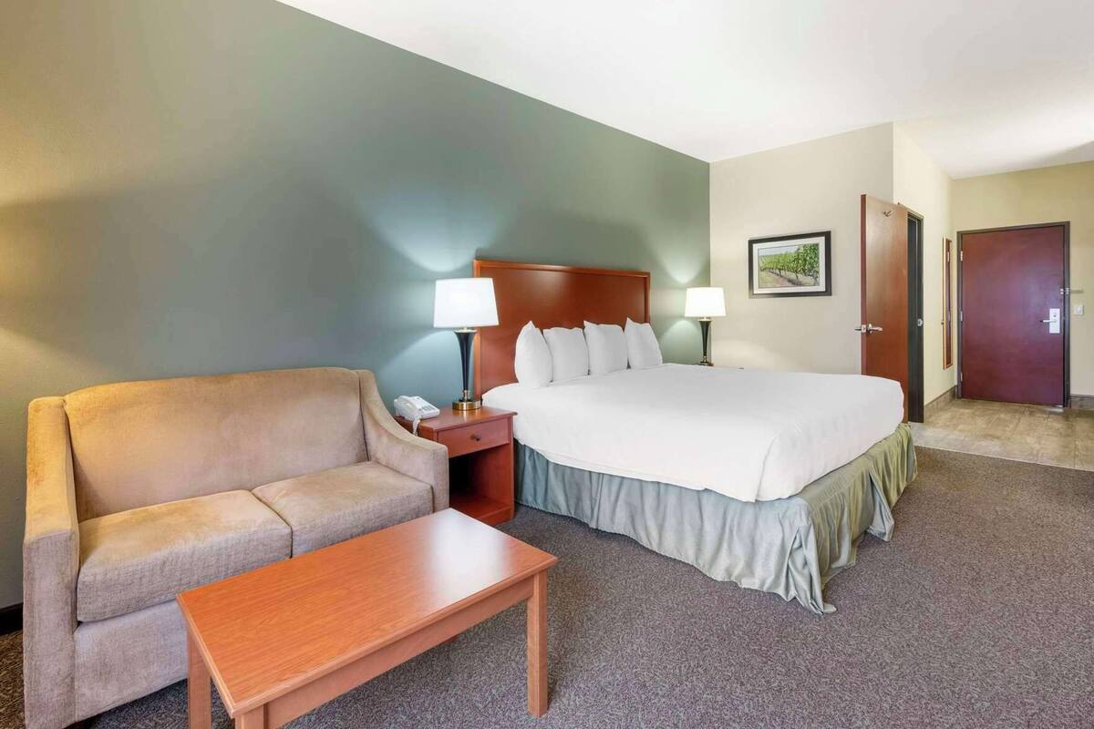 Hypo-allergenic bedding available, in-room safe, desk, blackout drapes