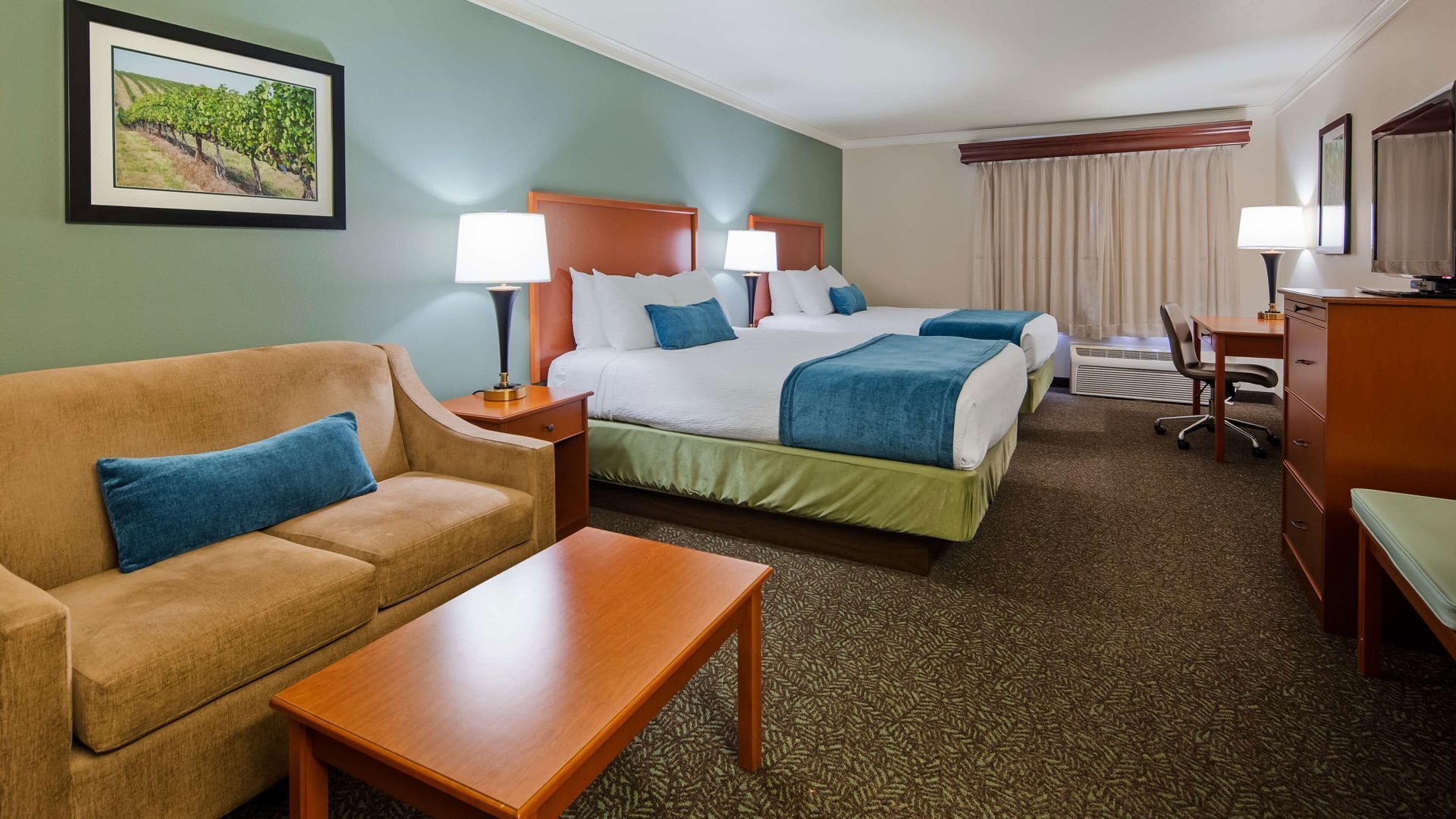Hypo-allergenic bedding, in-room safe, desk, blackout drapes