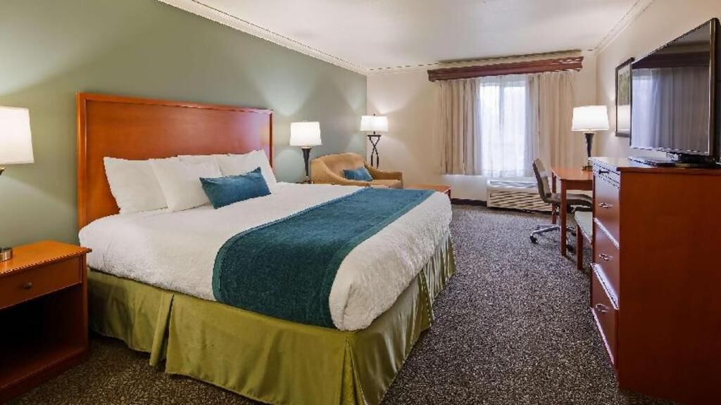 Hypo-allergenic bedding, in-room safe, desk, blackout drapes