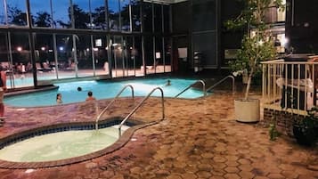 Kolam renang indoor dan kolam renang outdoor