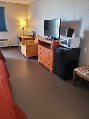 Een bureau, een strijkplank/strijkijzer, gratis wifi, beddengoed