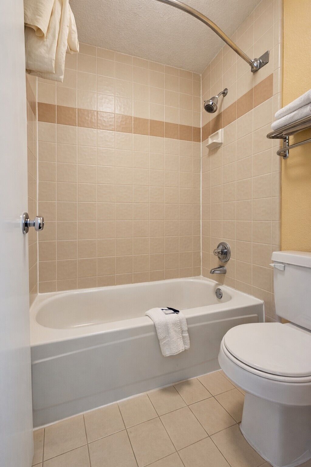 Bañera con ducha, artículos de tocador ecológicos, secador de pelo
