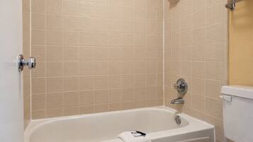 Bañera con ducha, artículos de tocador ecológicos, secador de pelo