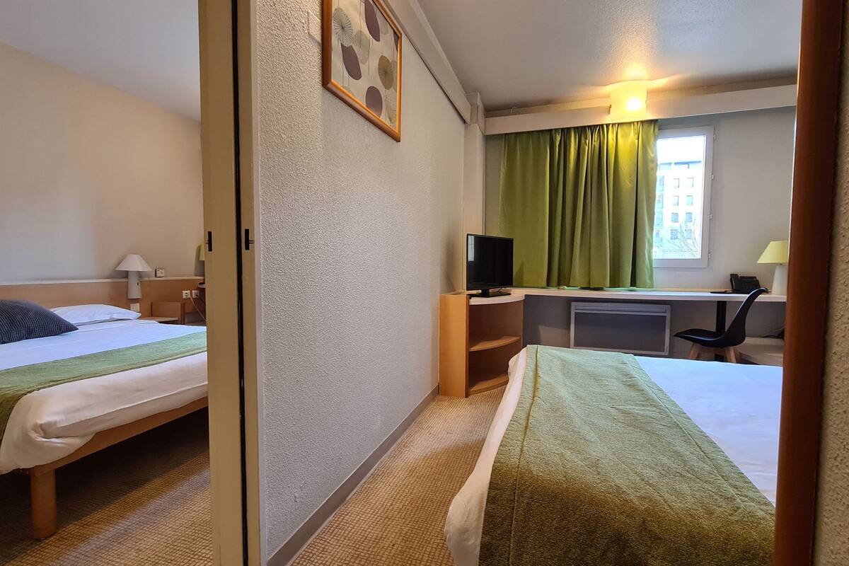 客房, 连通房 | 高档床上用品、办公桌、遮光窗帘、熨斗/熨板
