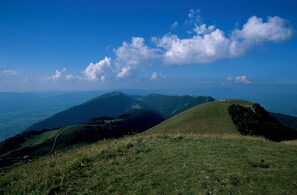 A panoramic view of a hilly landscape with a clear sky. - Sweet Home Hotel (Belley)