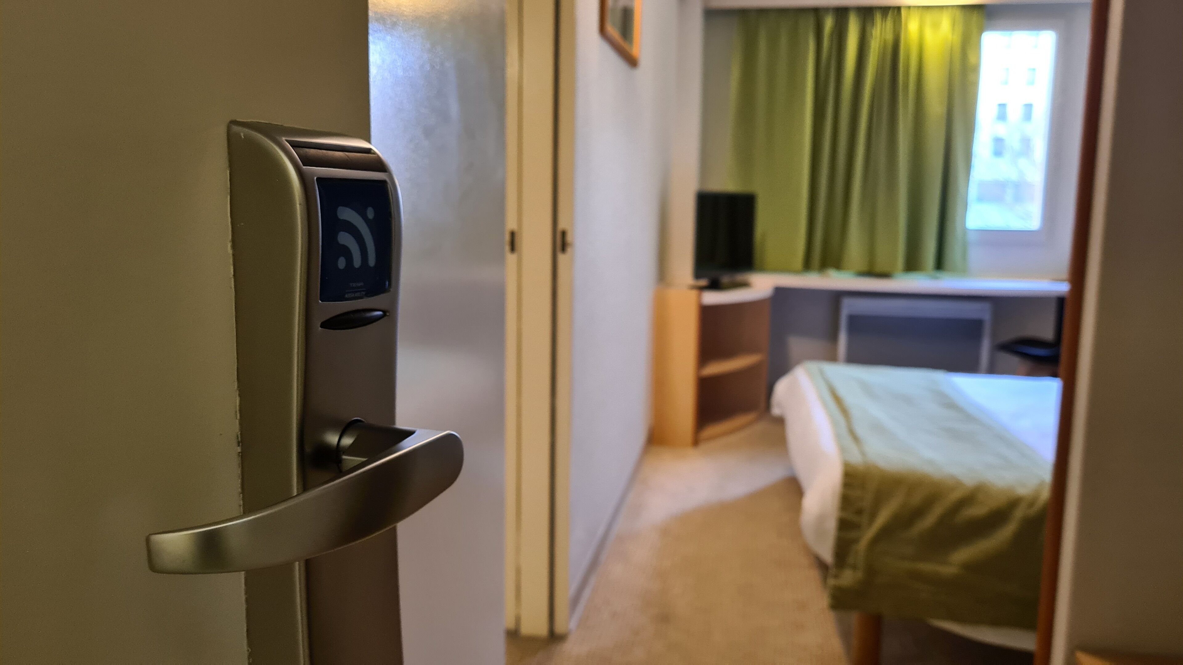 Habitación, habitaciones conectadas | Ropa de cama de alta calidad, escritorio y cortinas blackout 