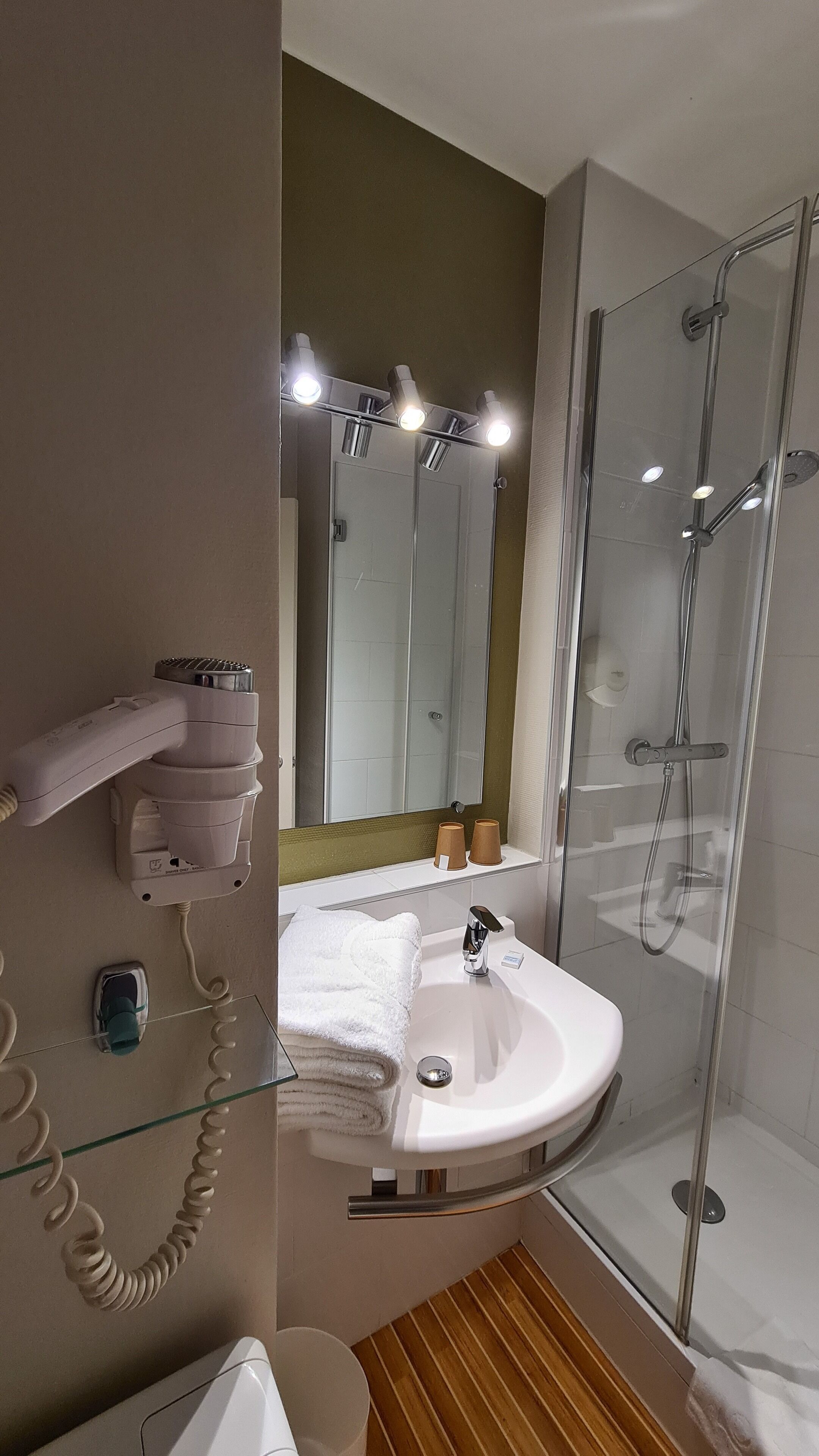 Kamer, kamers met tussendeur | Badkamer | Een bad/douchecombinatie, milieuvriendelijke toiletartikelen